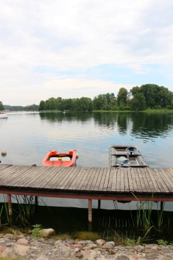 Nakliye için-yükleri ve yolcular göl kenarında küçük bir gemi tekne mi
