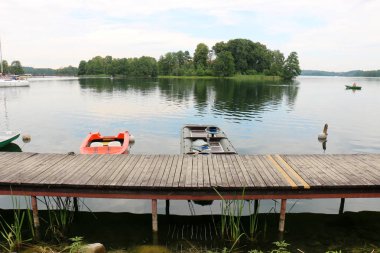 Nakliye için-yükleri ve yolcular göl kenarında küçük bir gemi tekne mi