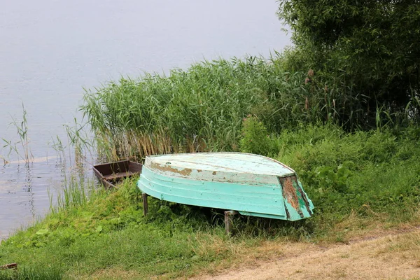 Bateau Est Petit Bateau Pour Transport Cargaisons Passagers Sur Lac — Photo