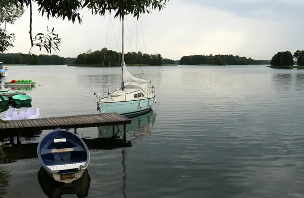 Nakliye için-yükleri ve yolcular göl kenarında küçük bir gemi tekne mi