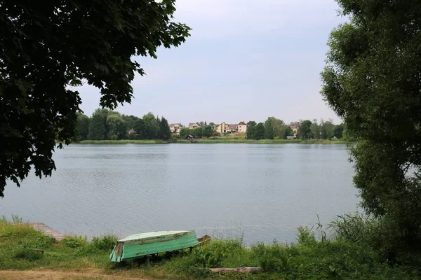 Nakliye için-yükleri ve yolcular göl kenarında küçük bir gemi tekne mi