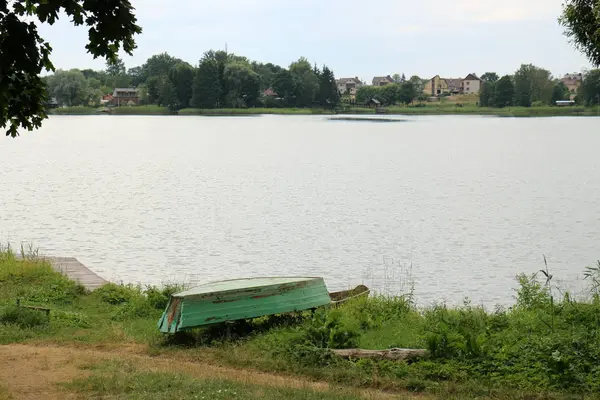 Nakliye için-yükleri ve yolcular göl kenarında küçük bir gemi tekne mi