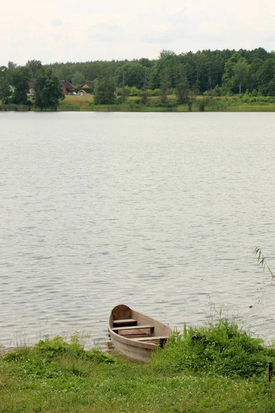 Nakliye için-yükleri ve yolcular göl kenarında küçük bir gemi tekne mi