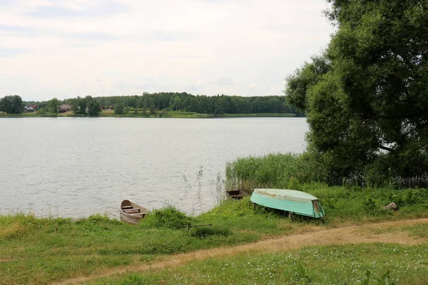 Nakliye için-yükleri ve yolcular göl kenarında küçük bir gemi tekne mi