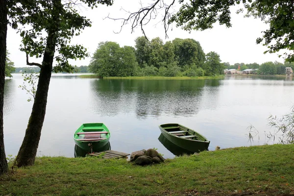 Nakliye için-yükleri ve yolcular göl kenarında küçük bir gemi tekne mi
