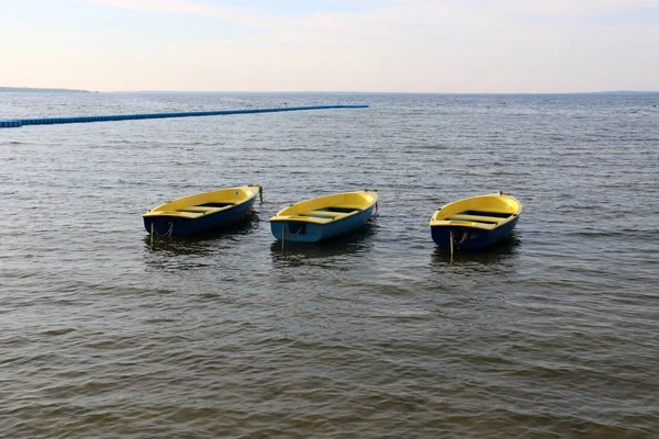 Nakliye için-yükleri ve yolcular göl kenarında küçük bir gemi tekne mi