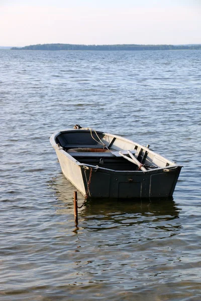 Barca Una Piccola Imbarcazione Trasporto Carichi Passeggeri Sul Lago — Foto Stock