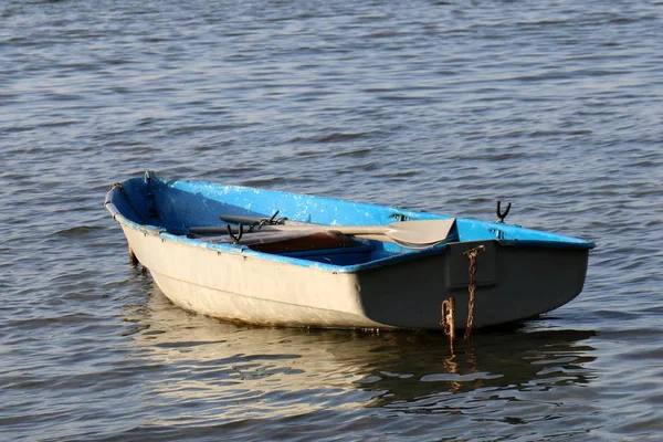 Nakliye için-yükleri ve yolcular göl kenarında küçük bir gemi tekne mi