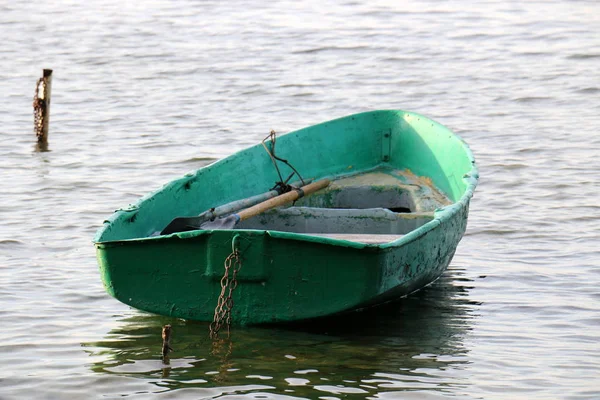 Bateau Est Petit Bateau Pour Transport Cargaisons Passagers Sur Lac — Photo