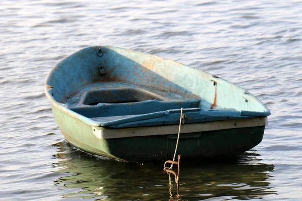 Nakliye Için Yükleri Yolcular Göl Kenarında Küçük Bir Gemi Tekne — Stok fotoğraf