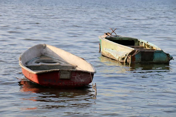 Barca Una Piccola Imbarcazione Trasporto Carichi Passeggeri Sul Lago — Foto Stock