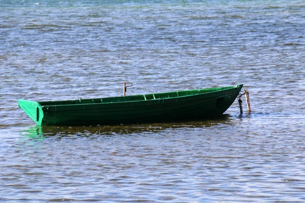 Nakliye Için Yükleri Yolcular Göl Kenarında Küçük Bir Gemi Tekne — Stok fotoğraf