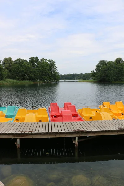 Nakliye için-yükleri ve yolcular göl kenarında küçük bir gemi tekne mi