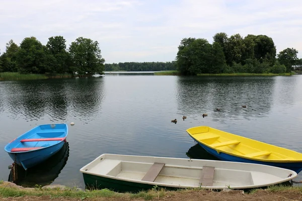 Nakliye için-yükleri ve yolcular göl kenarında küçük bir gemi tekne mi