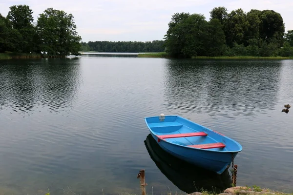 Nakliye için-yükleri ve yolcular göl kenarında küçük bir gemi tekne mi