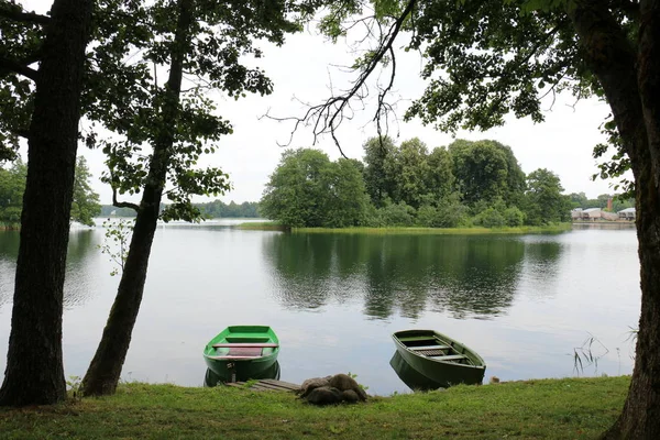 Nakliye için-yükleri ve yolcular göl kenarında küçük bir gemi tekne mi