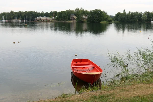 Nakliye için-yükleri ve yolcular göl kenarında küçük bir gemi tekne mi