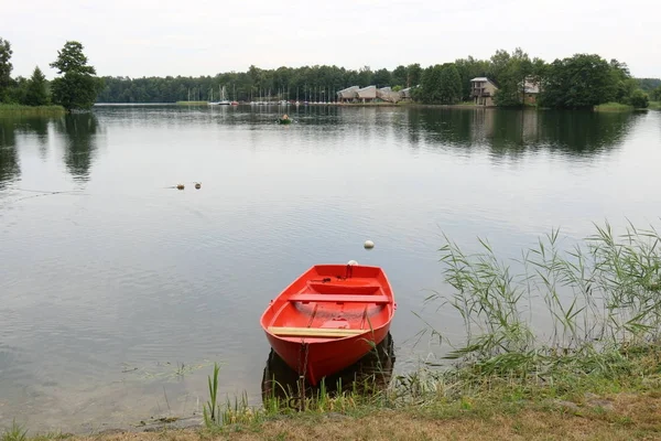 Nakliye için-yükleri ve yolcular göl kenarında küçük bir gemi tekne mi
