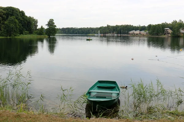 Hajó Egy Kis Hajó Rakományt Utasokat Tavon — Stock Fotó