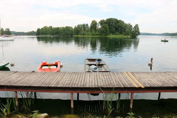 Nakliye için-yükleri ve yolcular göl kenarında küçük bir gemi tekne mi