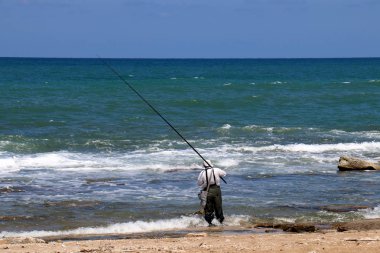 Akdeniz'de İsrail'in kuzey kıyısında oturan adam 