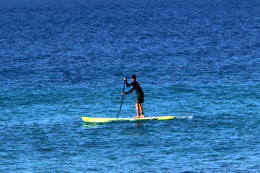 Akdeniz'de İsrail'in kuzey kıyısında oturan adam 