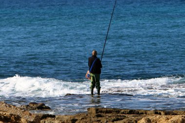 Akdeniz'de İsrail'in kuzey kıyısında oturan adam 