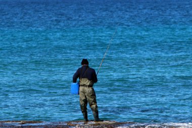 Akdeniz'de İsrail'in kuzey kıyısında oturan adam 