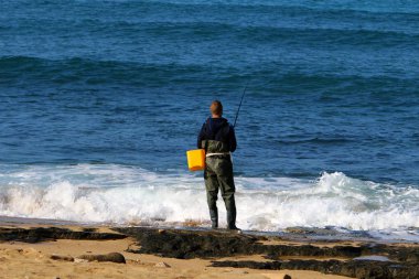 Akdeniz'de İsrail'in kuzey kıyısında oturan adam 