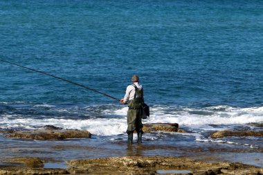 Akdeniz'de İsrail'in kuzey kıyısında oturan adam 