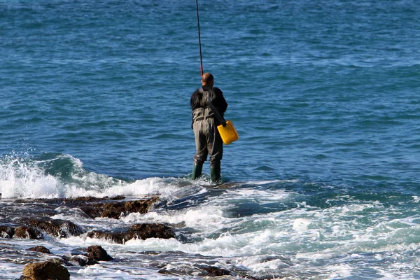 Akdeniz Srail Kuzey Kıyısında Oturan Adam — Stok fotoğraf