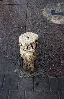 Beton yapı malzemesi bir büzücü ve bir dolgu oluşan bir karışım katılaşması sonucu elde edilen yapay bir taş olduğunu 