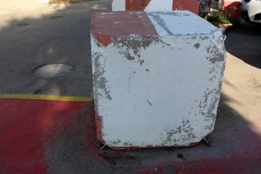 Beton yapı malzemesi bir büzücü ve bir dolgu oluşan bir karışım katılaşması sonucu elde edilen yapay bir taş olduğunu 