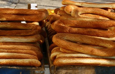 Bir fırın ürün unundan yapılmış bir yemek hazır ekmek üründür 