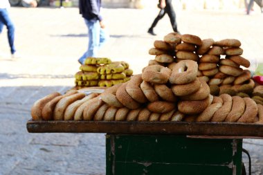 Bir fırın ürün unundan yapılmış bir yemek hazır ekmek üründür 