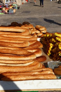 Bir fırın ürün unundan yapılmış bir yemek hazır ekmek üründür 