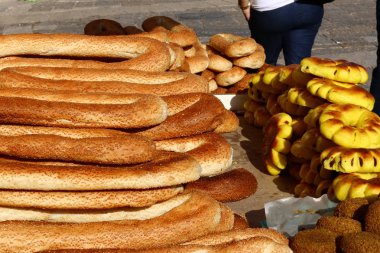 Bir fırın ürün unundan yapılmış bir yemek hazır ekmek üründür 