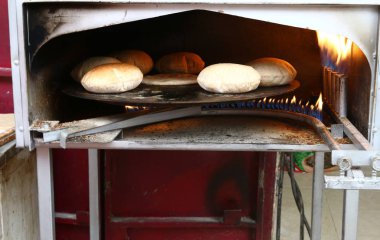 Bir fırın ürün unundan yapılmış bir yemek hazır ekmek üründür 