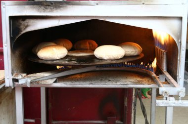 Bir fırın ürün unundan yapılmış bir yemek hazır ekmek üründür 