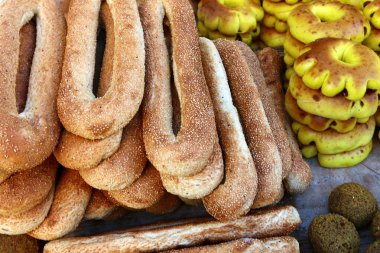 Bir fırın ürün unundan yapılmış bir yemek hazır ekmek üründür 