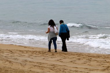 insanlar İsrail Akdeniz deniz kıyısında üzerine getirin 