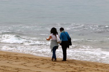 insanlar İsrail Akdeniz deniz kıyısında üzerine getirin 