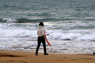 insanlar İsrail Akdeniz deniz kıyısında üzerine getirin 