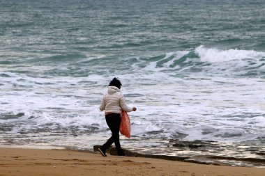 insanlar İsrail Akdeniz deniz kıyısında üzerine getirin 