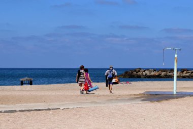 insanlar İsrail Akdeniz deniz kıyısında üzerine getirin 