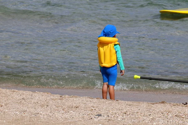 Personas Descansan Las Orillas Del Mar Mediterráneo Israel —  Fotos de Stock