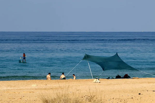 Pessoas Descansam Nas Margens Mar Mediterrâneo Israel — Fotografia de Stock