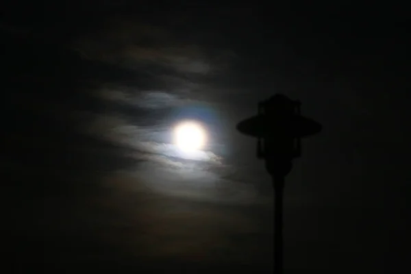 Una Luna Brillante Satélite Tierra Cielo Negro — Foto de Stock