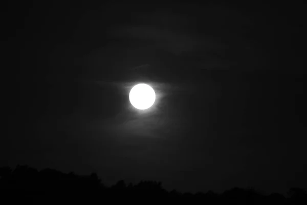 Ein Heller Mond Ein Satellit Der Erde Schwarzen Himmel — Stockfoto
