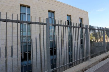 Çit - geçiş için yangın dolapları ve gates geçiş için başka bir bölgede, bir çit korumak için hizmet yapmak. 